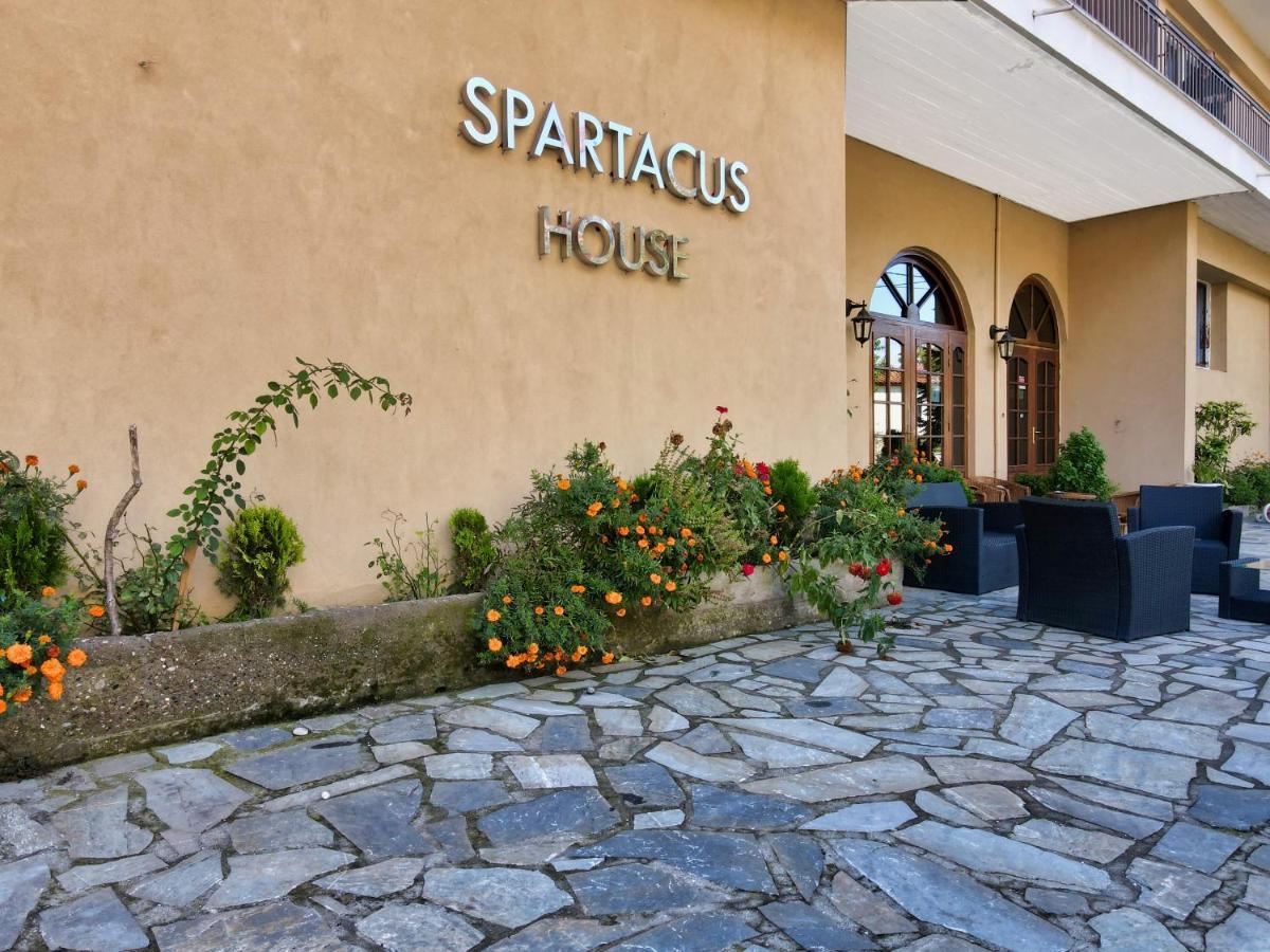 Spartacus House กาลัมปากา ภายนอก รูปภาพ