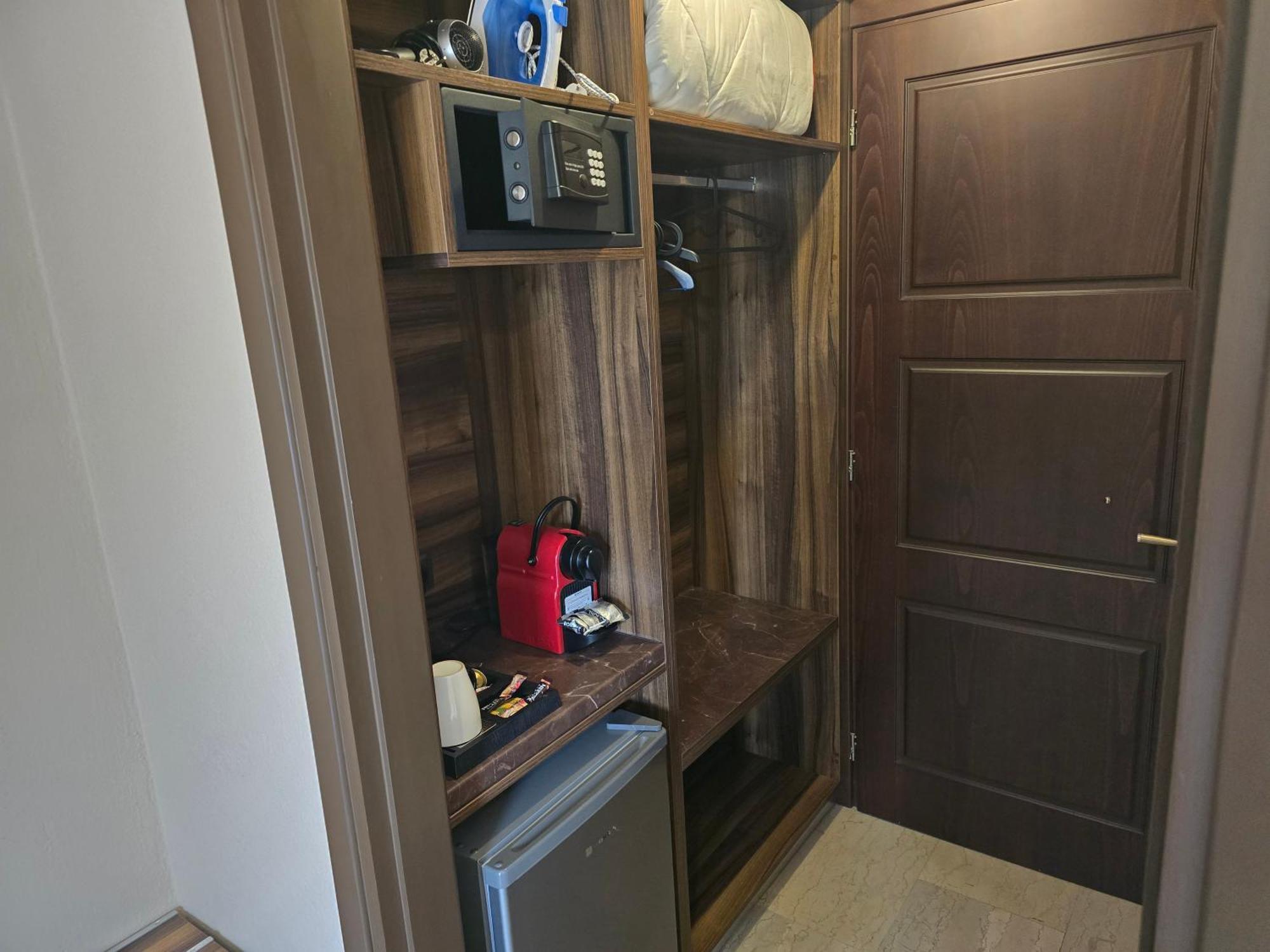 Spartacus House กาลัมปากา ภายนอก รูปภาพ